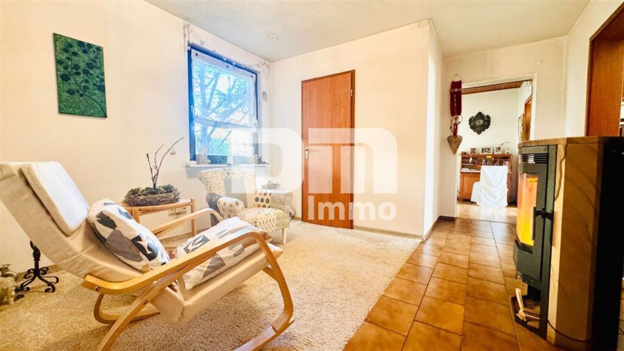 Ein-bis Zweifamilienhaus mit Anbauten auf 1.250 m² Traumgrundstück mit Panoramablick - Bestand EG Durchgangszimmer / Kaminofen